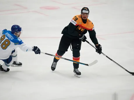 Colin Ugbekile a Yevgeniy Rymarev počas zápasu Nemecko - Kazachstan na MS v hokeji 2024.