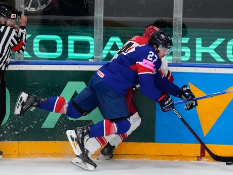 Cole Shudra a Felix Scheel počas zápasu Veľká Británia - Dánsko na MS v hokeji 2024. 