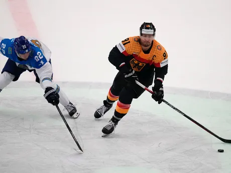Kirill Panyukov a Moritz Muller počas zápasu Nemecko - Kazachstan na MS v hokeji 2024.