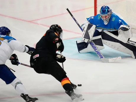 Nikita Boyarkin a Maximilian Kastner počas zápasu Nemecko - Kazachstan na MS v hokeji 2024.