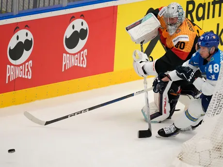 Philipp Grubauer a Roman Starchenko počas zápasu Nemecko - Kazachstan na MS v hokeji 2024.