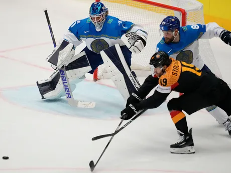 Nikita Boyarkin a Wojciech Stachowiak počas zápasu Nemecko - Kazachstan na MS v hokeji 2024.