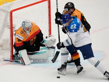 Philipp Grubauer a Kirill Panyukov počas zápasu Nemecko - Kazachstan na MS v hokeji 2024.