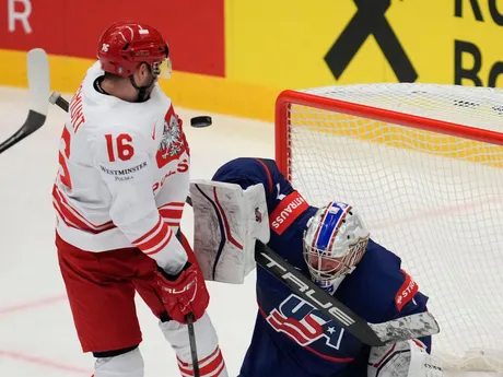 Pawel Zygmunt a Trey Augustine počas zápasu Poľsko - USA na MS v hokeji 2024. 