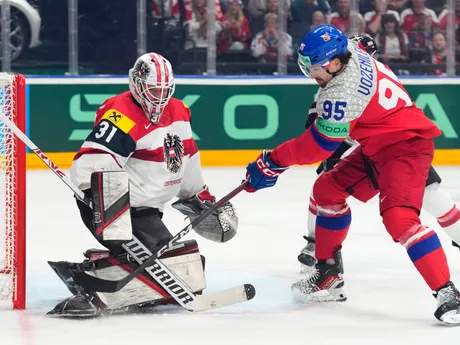 David Madlener a Daniel Voženílek počas zápasu Česko - Rakúsko na MS v hokeji 2024. 