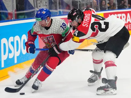 Steven Strong a Jakub Flek počas zápasu Česko - Rakúsko na MS v hokeji 2024. 