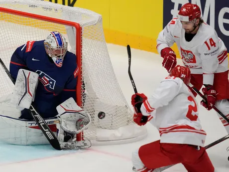 Trey Augustine a Kamil Walega počas zápasu Poľsko - USA na MS v hokeji 2024. 