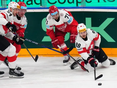 Niklas Andersen a Christoph Bertschy v súboji o puk v zápase Dánsko - Švajčiarsko na MS v hokeji 2024.