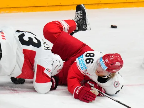Nico Hischier a Joachim Blichfeld v zápase Dánsko - Švajčiarsko na MS v hokeji 2024.