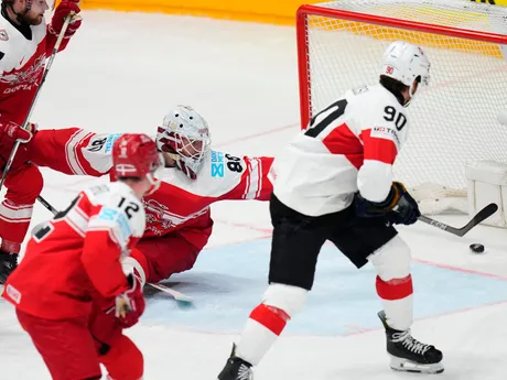 Švajčiar Roman Josi strieľa druhý gól Švajčiarska v zápase Dánsko - Švajčiarsko na MS v hokeji 2024.