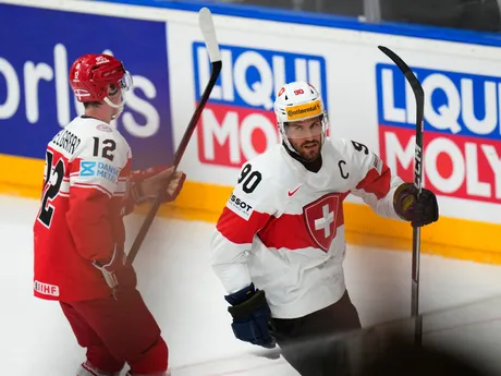 Oscar Molgaard a Roman Josi v zápase Dánsko - Švajčiarsko na MS v hokeji 2024.