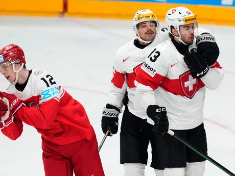 Gólové oslavy Nica Hishiera a Kevina Fialu v zápase Dánsko - Švajčiarsko na MS v hokeji 2024.
