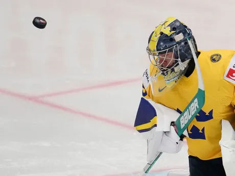 Švédsky brankár Filip Gustavsson v zápase Lotyšsko - Švédsko na MS v hokeji 2024.