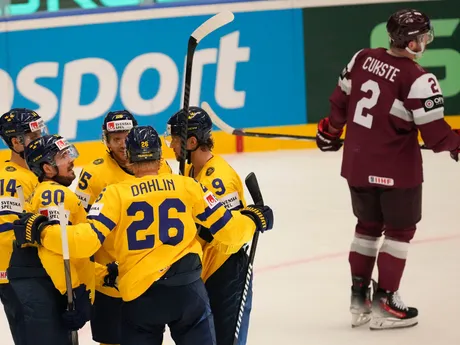 Gólové oslavy Jonasa Brodina s jeho spoluhráčmi v zápase Lotyšsko - Švédsko na MS v hokeji 2024.