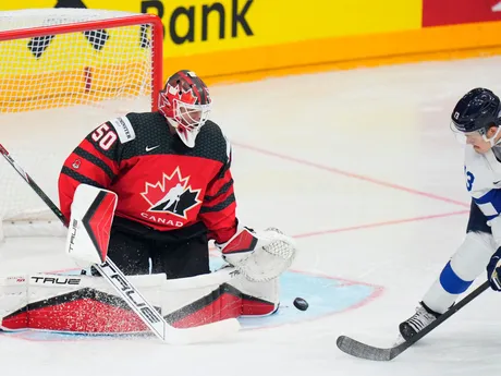 Brankár Kanady Jordan Binnington v zápase Kanada - Fínsko na MS v hokeji 2024.