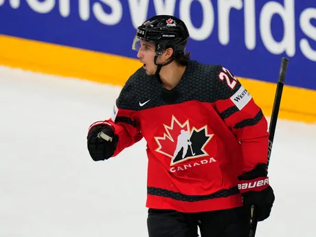 Kanadský hokejista Dylan Cozens v zápase Kanada - Fínsko na MS v hokeji 2024.
