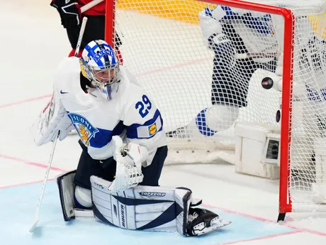 Fínsky brankár Harri Sateri v zápase Kanada - Fínsko na MS v hokeji 2024.