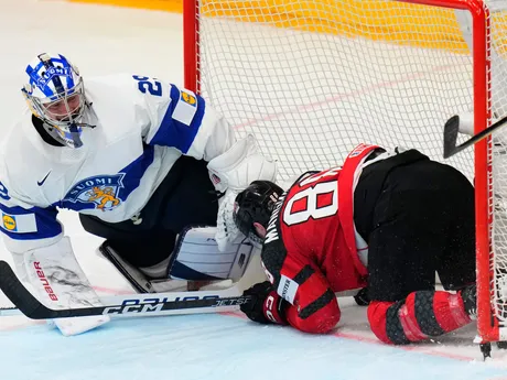 Brankár Fínska Harri Sateri v zápase Kanada - Fínsko na MS v hokeji 2024.