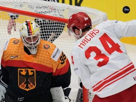 Mathias Niederberger a Krzysztof Macias v zápase Nemecko - Poľsko na MS v hokeji 2024. 