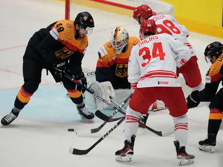 Mathias Niederberger a Patryk Krezolek v zápase Nemecko - Poľsko na MS v hokeji 2024. 