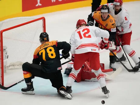 David Zabolotny a Nico Sturm v zápase Nemecko - Poľsko na MS v hokeji 2024. 