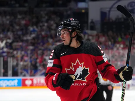Kanadský hokejista Owen Power v zápase Kanada - Fínsko na MS v hokeji 2024.
