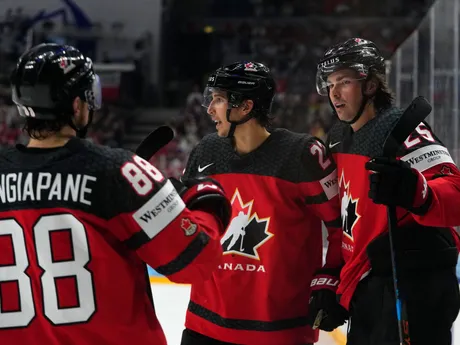 Radosť hokejistov Kanady v zápase Kanada - Fínsko na MS v hokeji 2024.