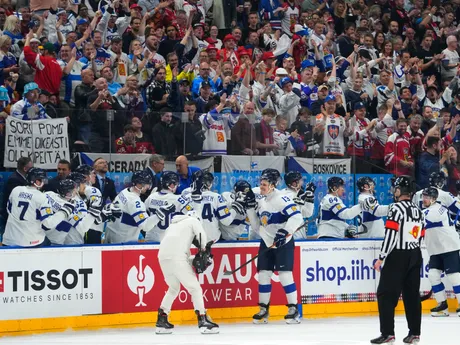 Fínsky útočník Jesse Puljujarvi sa teší z gólu v zápase Kanada - Fínsko na MS v hokeji 2024.