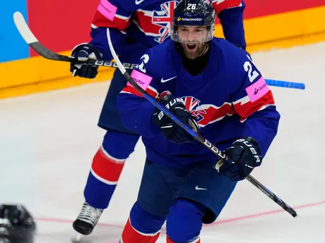 Britský hokejista Evan Mosey oslavuje gól v zápase Česko - Veľká Británia na MS v hokeji 2024.