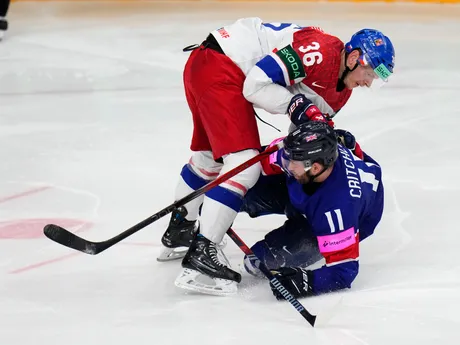 Český hokejista Jakub Krejčík a Cameron Critchlow v zápase Česko - Veľká Británia na MS v hokeji 2024.