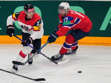 Nórsky hokejista Eirik Salsten (vpravo) a Lukas Haudum v zápase Nórsko - Rakúsko na MS v hokeji 2024.