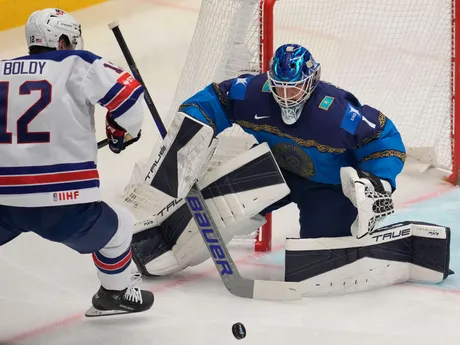 Brankár Kazachstan Nikita Boyarkin v zápase USA - Kazachstan na MS v hokeji 2024.