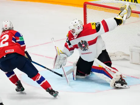Rakúsky brankár David Kickert v zápase Nórsko - Rakúsko na MS v hokeji 2024.