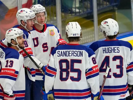 Radosť hokejistov USA v zápase USA - Kazachstan na MS v hokeji 2024.