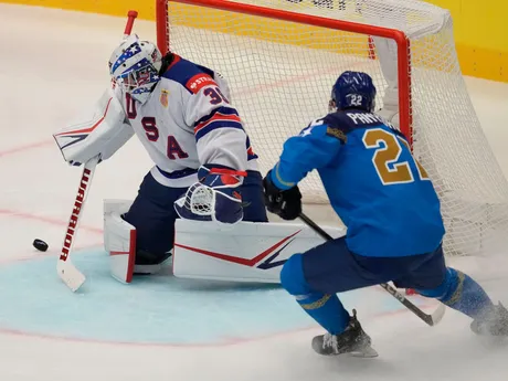 Americký brankár Alex Nedeljkovic v zápase USA - Kazachstan na MS v hokeji 2024.
