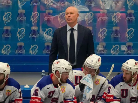 Tréner USA John Hynes v zápase USA - Kazachstan na MS v hokeji 2024.
