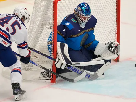 Brankár Kazachstanu Nikita Boyarkin v zápase USA - Kazachstan na MS v hokeji 2024.