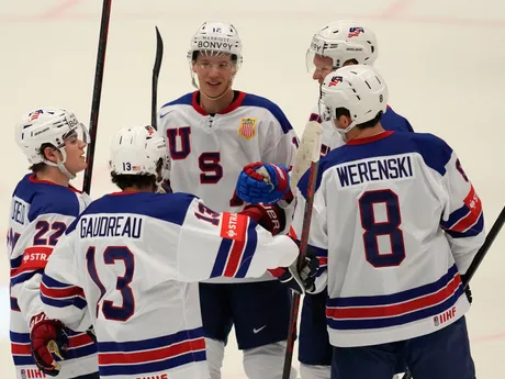Radosť hokejistov USA v zápase USA - Kazachstan na MS v hokeji 2024.