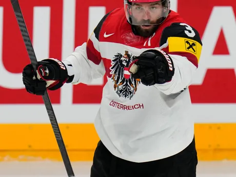 Rakúsky hokejista Peter Schneider oslavuje gól v zápase Nórsko - Rakúsko na MS v hokeji 2024.