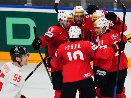 Radosť hokejistov Švajčiarska v zápase Švajčiarsko - Kanada na MS v hokeji 2024.