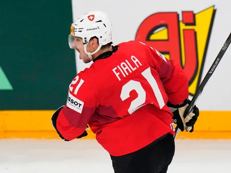 Švajčiarsky útočník Kevin Fiala oslavuje gól v zápase Švajčiarsko - Kanada na MS v hokeji 2024.