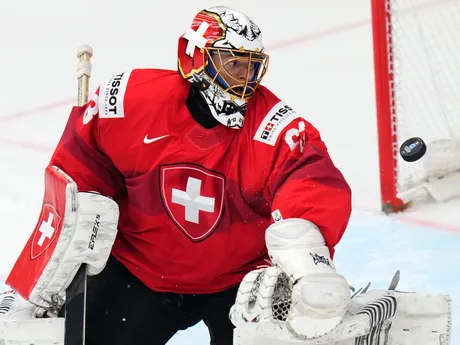 Švajčiarsky brankár Leonardo Genoni v zápase Švajčiarsko - Kanada na MS v hokeji 2024.