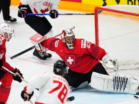 Švajčiarsky brankár Leonardo Genoni v zápase Švajčiarsko - Kanada na MS v hokeji 2024.