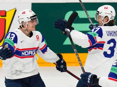 Markus Vikingstad a Max Krogdahl počas zápasu Veľká Británia - Nórsko na MS v hokeji 2024. 
