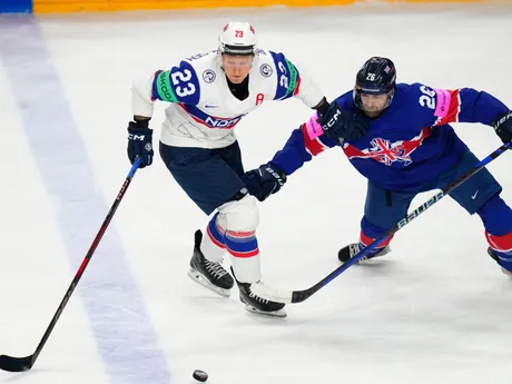 Evan Mosey a Thomas Berg-Paulsen počas zápasu Veľká Británia - Nórsko na MS v hokeji 2024. 