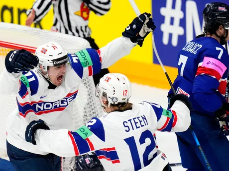 Eskild Bakke Olsen a Noah Steen oslavujú gól počas zápasu Veľká Británia - Nórsko na MS v hokeji 2024. 