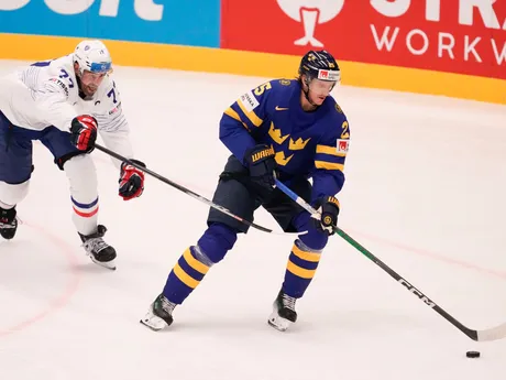 Sacha Treille a Jonas Brodin počas zápasu Švédsko - Veľká Británia na MS v hokeji 2024. 