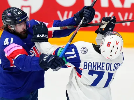 Josh Batch a Eskild Bakke Olsen počas zápasu Veľká Británia - Nórsko na MS v hokeji 2024. 