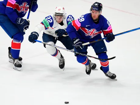 Martin Ronnild a Ben O'Connor počas zápasu Veľká Británia - Nórsko na MS v hokeji 2024. 