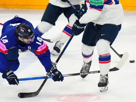 Martin Ronnild a Liam Kirk počas zápasu Veľká Británia - Nórsko na MS v hokeji 2024. 